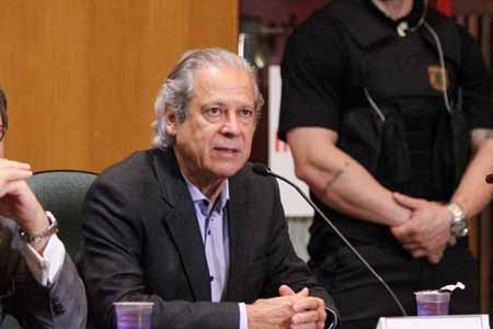  Al destaparse el escándalo de compra de votos de legisladores en 2005, José Dirceu se vio forzado a dimitir. Está detenido en una prisión en Paraná. 