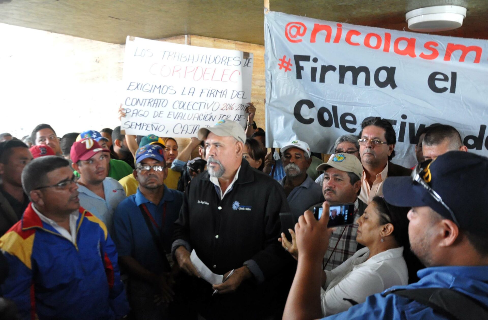 Los trabajadores de Corpoelec se presentaron ayer en Caracas a reclamar sus derechos Foto News Flash