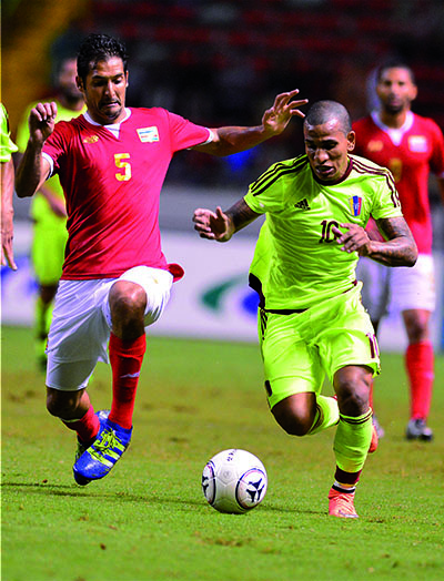 Costa Rican player Celso Borges (L) vies for the ball with Romulo Otero of Venezuela during a friendly match at the National Stadium in San Jose on May 27, 2016. / AFP PHOTO / Ezequiel Becerra