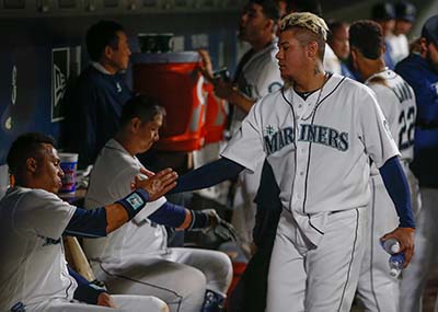 SEATTLE, WA - MAY 09: Starting pitcher Felix Hernandez #34 (R) of the Seattle Mariners is congratulated by teammates after completing seven innings against the Tampa Bay Rays at Safeco Field on May 9, 2016 in Seattle, Washington.   Otto Greule Jr/Getty Images/AFP