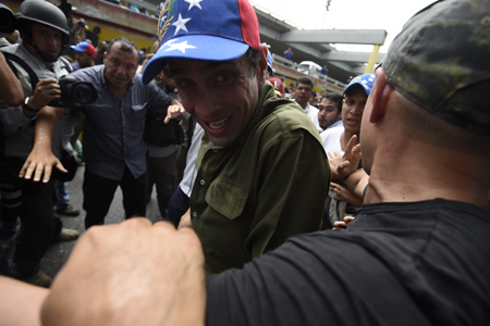  De nuevo este martes se repitió lo de hace 15 días, cuando el opositor Henrique Capriles recibió una carga de gas en su rostro. AFP / JUAN BARRETO