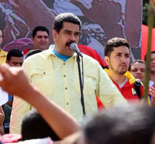 Maduro indicó que los jóvenes al salir de bachillerato deben haber desarrollado sus potencialidades en materia de producción y así contribuir al nuevo modelo económico que se construye en el país. NEWS FLASH / JC