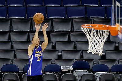 OAKLAND, CA - JUNE 01: Stephen Curry #30 of the Golden State Warriors shoots during practice before the 2016 NBA Finals at ORACLE Arena on June 1, 2016 in Oakland, California. The Warriors will take on the Cleveland Cavaliers in Game 1 on June 2, 2016. NOTE TO USER: User expressly acknowledges and agrees that, by downloading and or using this photograph, User is consenting to the terms and conditions of the Getty Images License Agreement.   Ezra Shaw/Getty Images/AFP