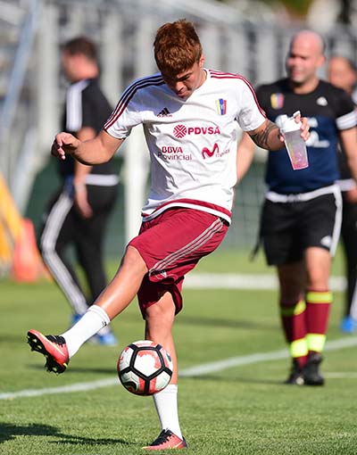 Player of Venezuela Adalberto Penaranda practices during a training session at Babson College in Wellesley, Massachusetts, on June 16, 2016.  Venezuela will face Argentina on June 18 in their quarter finals match of the Copa America. / AFP PHOTO / ALFREDO ESTRELLA