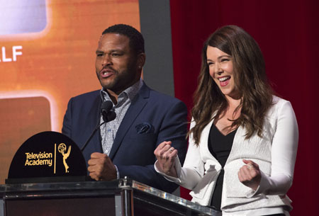 Anthony Anderson, estrella de la comedia "Black-ish", y la actriz de "Gilmore Girls" Lauren Graham presentaron las nominaciones en la sede de la Academia en Los Angeles. AFP / VALIERE MACON 