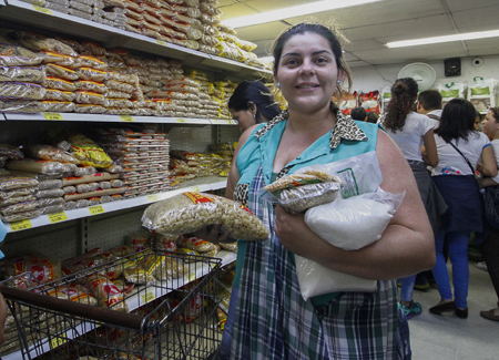  Azúcar, granos y pasta alimenticia, a precios solidarios, según lo manifestó esta compradora en Cúcuta. AFP / SCHNEIDER MENDOZA 