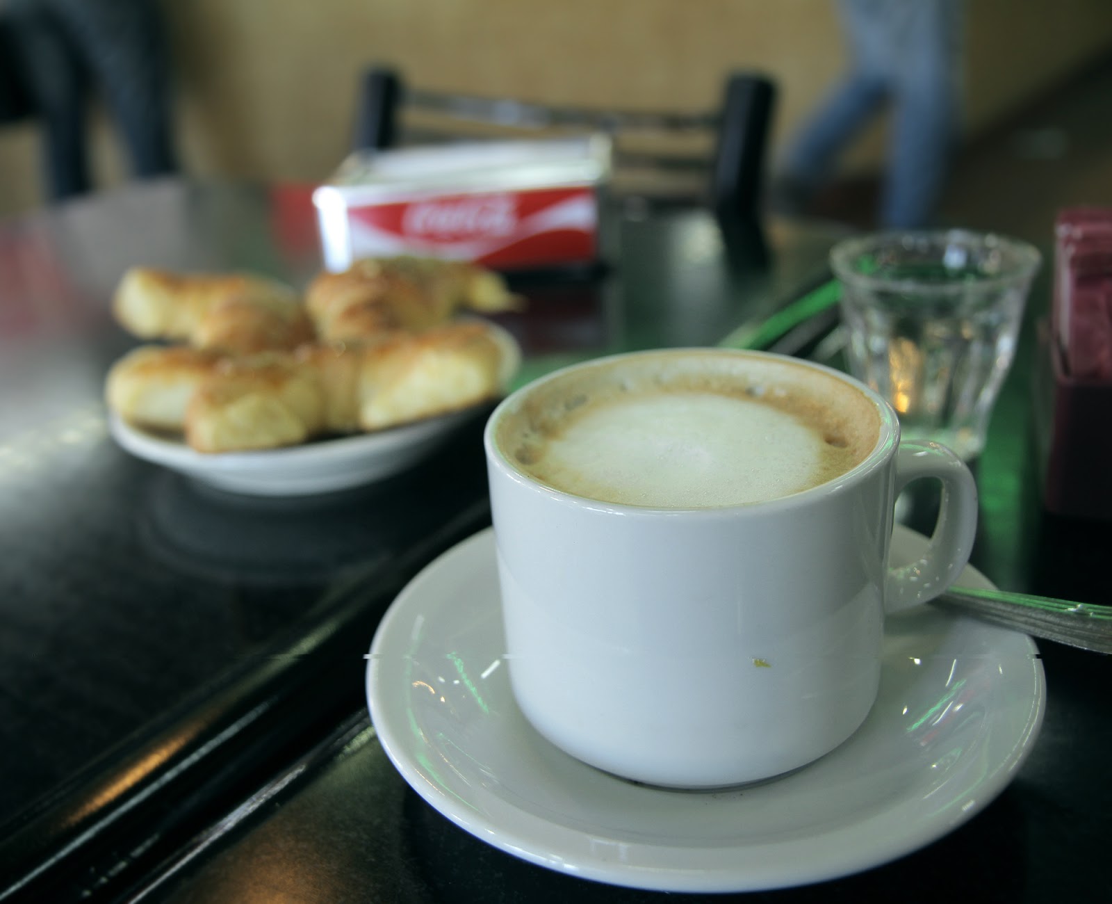 “Cuando me traen el café, el mesonero no mostró sorpresa alguna cuando se dio cuenta de que el azúcar que también le había pedido me lo guardé en el bolsillo...”