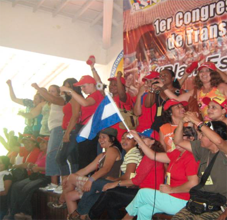 Mujeres tranbsportistas presentes en una actividad del Congreso Ideológico en Caracas 