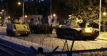 Los tanques de los golpistas tomaron las calles de Ankara 