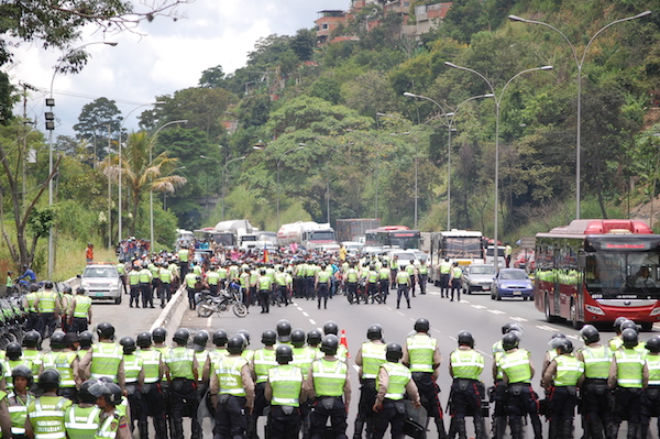 Los motorizados pretendían entregar reconocimientos a varios funcionarios del Estado, pero la PNB no los dejó entrar. Foto Giovanni Martínez