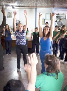 Sharon Bosh y Amanda Gutiérrez durante una terapia de yoga de la risa