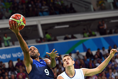 France's point guard Tony Parker (L) goes to the basket next to Serbia's power forward Nikola Jokic during a Men's round Group A basketball match between Serbia and France at the Carioca Arena 1 in Rio de Janeiro on August 10, 2016 during the Rio 2016 Olympic Games. / AFP PHOTO / Andrej ISAKOVIC