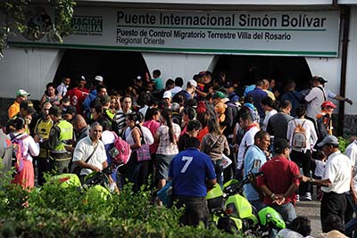 Venezuelans cross the border from San Antonio del Tachira, Venezuela, to Cucuta, Colombia on August 13, 2016. Venezuela and Colombia on Saturday opened several "provisional" border crossing points for pedestrians for the first time in nearly a year as part of a progressive reopening agreed this week. / AFP PHOTO / GEORGE CASTELLANOS