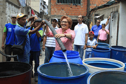 La alcaldesa llevó agua a las comunidades de Petare