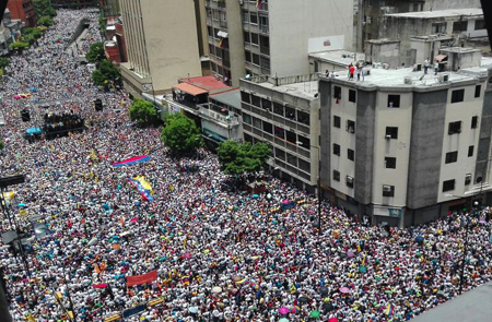 Opposition activists march in Caracas, on September 1, 2016. Venezuela's opposition and government head into a crucial test of strength Thursday with massive marches for and against a referendum to recall President Nicolas Maduro that have raised fears of a violent confrontation. / AFP PHOTO / STR