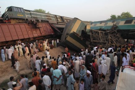 PAKISTAN-ACCIDENT-TRAIN-CRASH