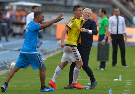 Colombia player James Rodriguez (C) and coach Jose Pekerman (R) celebrate//LUIS ROBAYO / AFP James Rodríguez abrió el camino de la victoria colombiana AFP / Luis Robayo