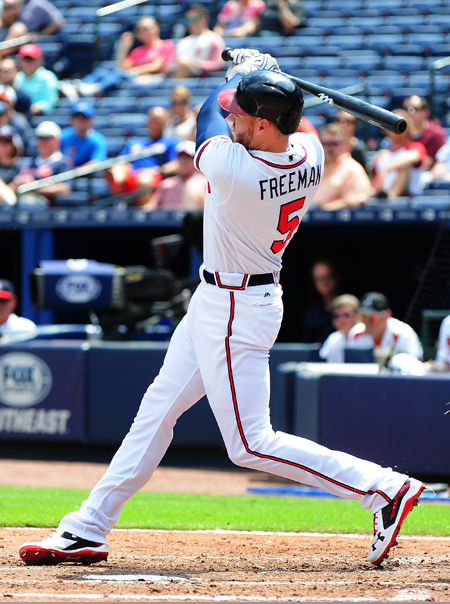  Freddie Freeman #5 of the Atlanta Braves hits a third inning two-run//Scott Cunningham/Getty Images/AFP Freeman decidió el encuentro con cuadrangular AFP / Scott Cunningham