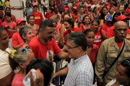 Elías jaua Milano, es saludado por integrantes de los Claps a su llegada al centro comercial Copacabana en Guarenas. CORTESIA / PRENSA CORPOMIRANDA