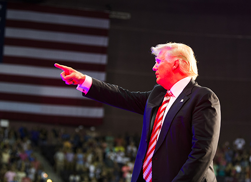 FOTO Republican Presidential candidate Donald Trump is bathed in a colored//Mark Wallheiser/Getty Images/AFP Clinton lucía ganadora en Ohio y Florida a finales de agosto, pero ya no AFP / Mark Wallheiser