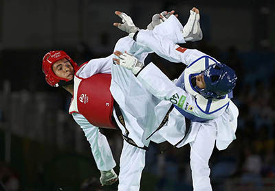 2016 Rio Olympics - Taekwondo - Men's -68kg Repechage - Carioca Arena 3 - Rio de Janeiro, Brazil - 18/08/2016. Servet Tazegul (TUR) of Turkey competes against Edgar Contreras (VEN) of Venezuela.  REUTERS/Issei Kato (BRAZIL  - Tags: SPORT OLYMPICS SPORT TAEKWONDO) FOR EDITORIAL USE ONLY. NOT FOR SALE FOR MARKETING OR ADVERTISING CAMPAIGNS.