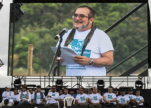 FOTO The head of Colombia's Revolutionary Armed Forces of Colombia (FARC) leftist guerrilla//LUIS ACOSTA / AFP Timochenko habló en pantalla gigante para sus compañeros de armas AFP / Luis Acosta