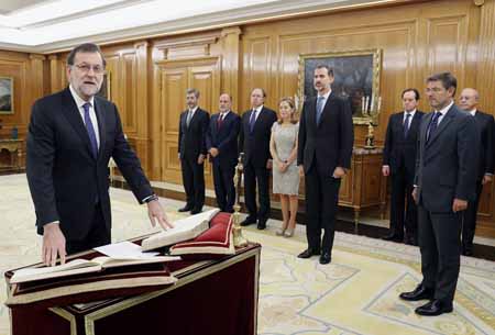 "Juro cumplir fielmente las obligaciones del cargo de presidente de Gobierno con lealtad al rey", expresó Rajoy en presencia del Rey FelipeVI con una mano sobre la Constitución española y otra sobre la Biblia. ANGEL DIAZ / AFP