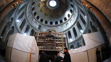  La iglesia del Santo Sepulcro, un edificio del siglo XII que descansa sobre restos del siglo IV, es el único lugar donde seis fes cristianas se practican en el mismo sitio