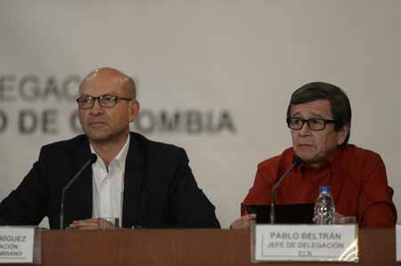  Los negociadores Mauricio Rodríguez (izquierda), por el gobierno de Colombia, y Pablo Beltrán, comandante guerrillero del ELN, durante el anuncio de conversaciones, hecho en la sede de la Cancillería venezolana en Caracas. 