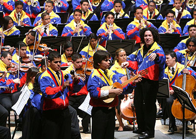 El director titular de la Orquesta Sinfónica de la Juventud Venezolana Simón Bolívar, Gustavo Dudamel, ofreció un concierto en el marco del lanzamiento de la Misión Música; desde el Centro de Acción Social por la Música, ubicada en Quebrada Honda.