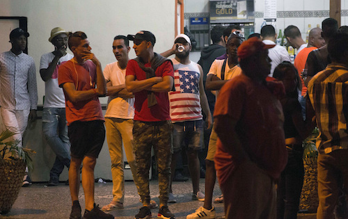 La gente en La Habana salió a las calles al escuchar la noticia de la muerte del comandante. AP / Desmond Boylan