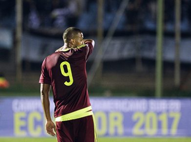 Venezuela’s Salomon Rondon, looks on at the end of a 2018 World Cup qualifying soccer match against Uruguay in Montevideo, Uruguay,Thursday, Oct. 6, 2016. Uruguay win 3-0. (AP Photo/Matilde Campodonico)