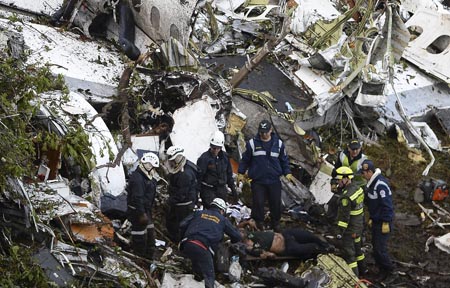 EDITORS NOTE: Graphic content / Rescue teams work in the recovery of the bodies of victims of the LAMIA airlines charter that crashed in the mountains of Cerro Gordo, municipality of La Union, Colombia, on November 29, 2016 carrying members of the Brazilian football team Chapecoense Real. A charter plane carrying the Brazilian football team crashed in the mountains in Colombia late Monday, killing as many as 75 people, officials said. / AFP PHOTO / STR / Raul ARBOLEDA / GRAPHIC CONTENT