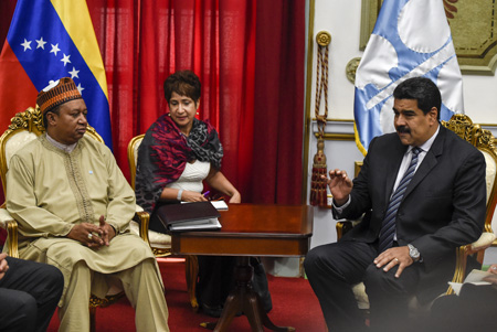 Venezuelan President Nicolas Maduro (R) meets with Organization of the Petroleum Exporting Countrie (OPEC) Secretary General, Nigerian Mohammed Barkindo, at Miraflores presidential palace in Caracas on November 16, 2016. / AFP PHOTO / JUAN BARRETO