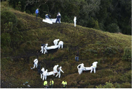 Los cuerpos de rescate se llevan los cuerpos de víctimas en las afueras de Medellín, Colombia el 29 de noviembre del 2016, tras la caída del avión que llevaba al equipo de fútbol Chapecoense de Brasil a Colombia. LUIS BENEVIDES / AP