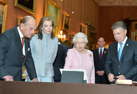 El mandatario Juan Manuel Santos y la reina Isabel II, acompañados por el Príncipe Felipe Duque de Edimburgo, esposo de la soberana, y la primera dama de Colombia, María Clemencia Rodríguez. JOHN STILWELL / AFP