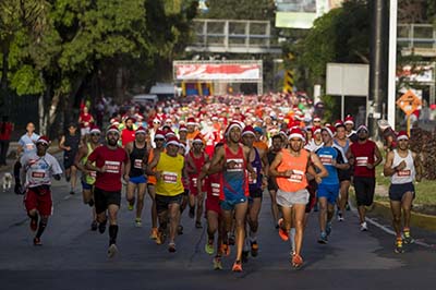 CAR12. CARACAS (VENEZUELA), 13/12/2015.- Competidores participan en la carrera de navidad "Santa Run" hoy, domingo 13 de diciembre de 2015, en Caracas (Venezuela). La carrera se caracteriza porque los competidores van ataviados con prendas alusivas a los adornos navideños. EFE/Miguel Gutiérrez