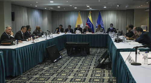 Picture taken during a meeting between Venezuela's government and opposition leaders for Vatican-backed talks, in a bid to settle the country's deepening political crisis, in Caracas on November 11, 2016. / AFP PHOTO / Federico PARRA