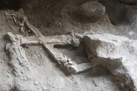 Junto al esqueleto se encontraron herramientas hechas de piedra y hueso