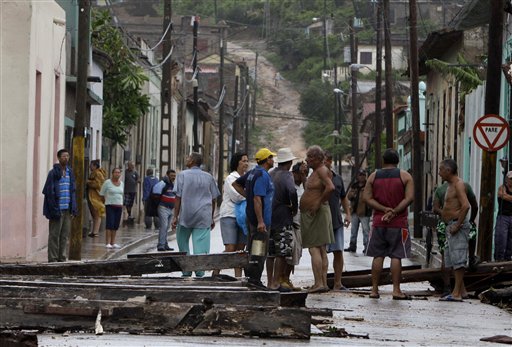 Residentes inspeccionan los daños causados por el paso del huracán en Gibara, Cuba. (AP foto)
