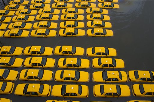 La foto muestra un estacionamiento de taxis, inundado tras el paso de la supertormenta Sandy en Hoboken, Nueva Jersey  (AP Foto/Charles Sykes)