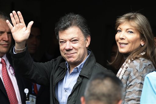El presidente colombiano Juan Manuel Santos saluda a su arribo a la clínica Fundación Santa Fe de Bogotá, Colombia, acompañado por su esposa María Clemencia Rodríguez.