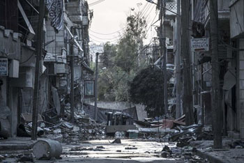 Un conjunto de edificios luce destruido después de las intensas batallas que por semanas han sostenido rebeldes y el ejército sirio, en una de las calles del distrito de Bustan Al-Pasha en Aleppo, Siria.