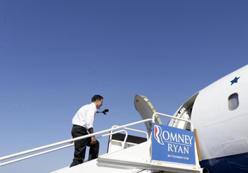 El candidato presidencial republicano Mitt Romney aborda un avión con destino a Tampa, Florida, el miércoles 31 de octubre de 2012.