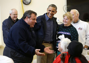 El presidente Barack Obama y el gobernador de Nueva Jersey, Chris Christie (segundo de izquierda a derecha) conversan con residentes afectados por la supertormenta Sandy en el Centro Comunitario de Brigantine Beach, el miércoles 31 de octubre de 2012