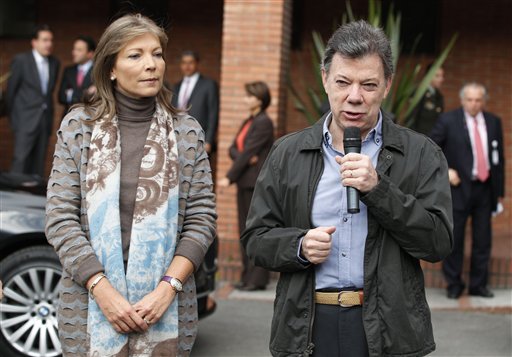 El presidente colombiano Juan Manuel Santos habla con la prensa a su arribo a la clínica Fundación Santa Fe de Bogotá, Colombia, el miércoles 3 de octubre de 2012, acompañado por su esposa María Clemencia Rodríguez