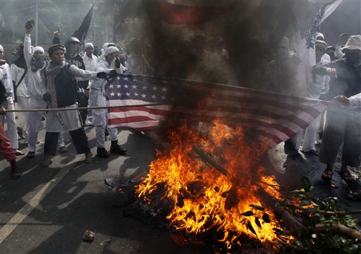 Manifestantes musulmanes queman una bandera de Estados Unidos durante una protesta contra el filme estadounidense "Innocence of Muslims",fuera de la embajada de EE. UU. en Yakarta, Indonesia