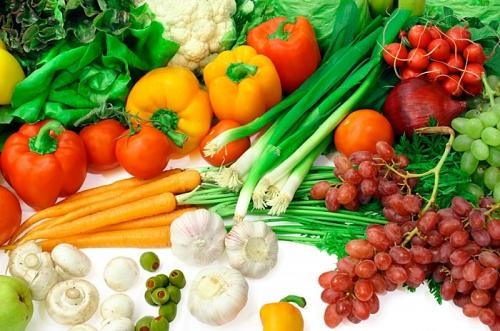 Escoja alimentos que no sean altamente procesados y cuando sea posible frescos y en temporada para optimizar nutrientes saludables y antioxidantes