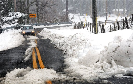 Un vehículo se desplaza por un camino en Beaver, Virginia Occidneta. La supertormenta Sandy dejó 60 centímetros (dos pies) de nieve en el lugar y sin electricidad a unos 271.000 usuarios, así como obligó el cierre de decenas de caminos. (Foto AP)