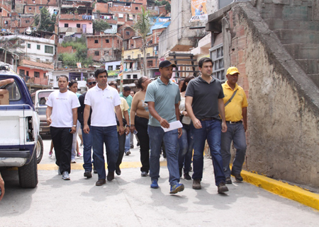 El alcalde Ocariz en compañía de vecinos, dirigentes comunales y funcionarios, recorrió parte de la vialidad entregada.